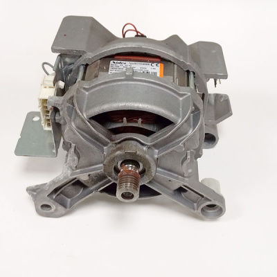 Двигатель стиральной машины Whirlpool Ariston Indesit W10662791 (Indesit) вид спереди